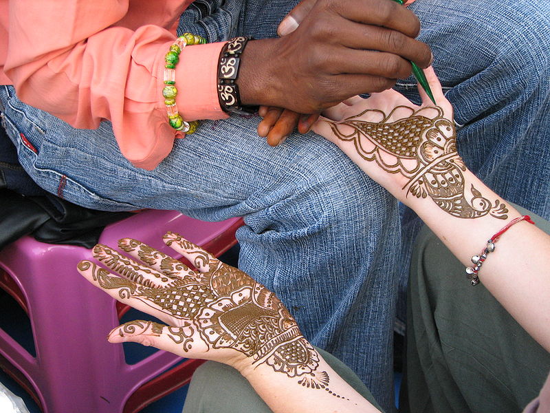 File:A Henna or Mehndi applier, Rishikesh.jpg